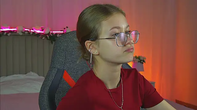 Snapshot of EveMundie chatting on 10-07-25, 12:46 EveMundie online show from 10-07-25, 12:46