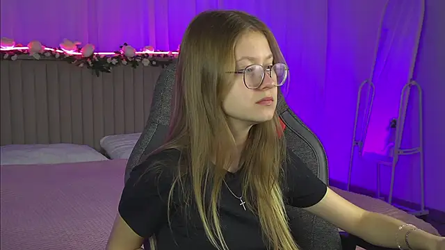 Snapshot of EveMundie chatting on 10-08-25, 06:33 EveMundie online show from 10-08-25, 06:33