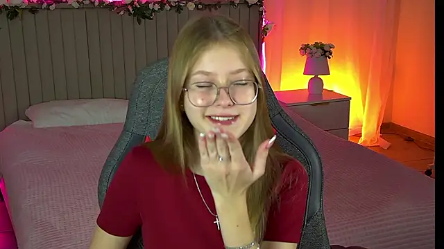 Snapshot of EveMundie chatting on 10-14-25, 12:28 EveMundie online show from 10-14-25, 12:28