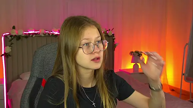 Snapshot of EveMundie chatting on 10-15-25, 11:10 EveMundie online show from 10-15-25, 11:10