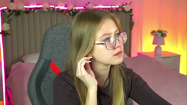 Snapshot of EveMundie chatting on 10-16-25, 10:38 EveMundie online show from 10-16-25, 10:38