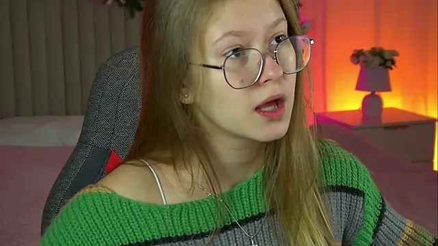 Snapshot of EveMundie chatting on 10-17-25, 09:34 EveMundie online show from 10-17-25, 09:34