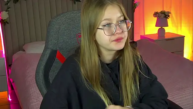 Snapshot of EveMundie chatting on 10-18-25, 09:54 EveMundie online show from 10-18-25, 09:54