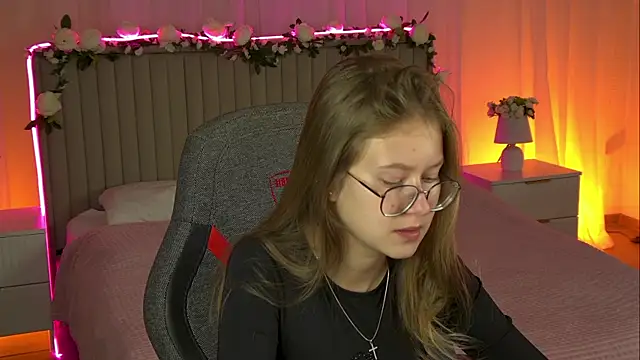 Snapshot of EveMundie chatting on 10-21-25, 12:28 EveMundie online show from 10-21-25, 12:28