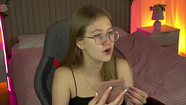 Snapshot of EveMundie chatting on 10-22-25, 06:35 EveMundie online show from 10-22-25, 06:35