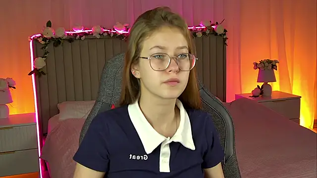 Snapshot of EveMundie chatting on 10-23-25, 10:47 EveMundie online show from 10-23-25, 10:47