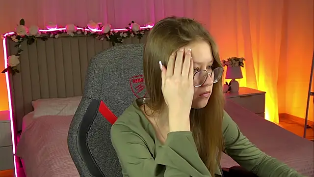 Snapshot of EveMundie chatting on 10-24-25, 06:32 EveMundie online show from 10-24-25, 06:32