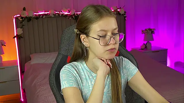 Snapshot of EveMundie chatting on 10-25-25, 12:45 EveMundie online show from 10-25-25, 12:45