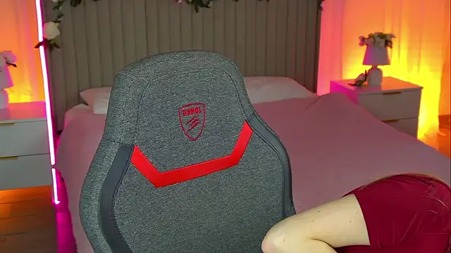 Snapshot of EveMundie chatting on 10-28-25, 12:09 EveMundie online show from 10-28-25, 12:09