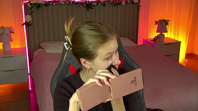 Snapshot of EveMundie chatting on 10-29-25, 12:18 EveMundie online show from 10-29-25, 12:18