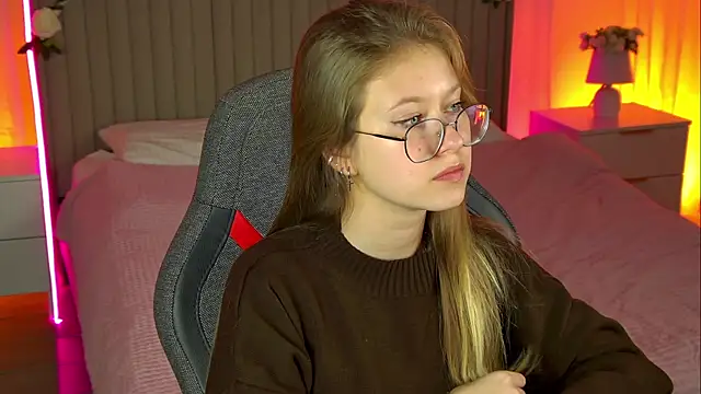 Snapshot of EveMundie chatting on 10-30-25, 01:23 EveMundie online show from 10-30-25, 01:23