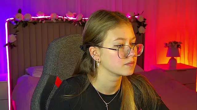 Snapshot of EveMundie chatting on 10-31-25, 09:21 EveMundie online show from 10-31-25, 09:21