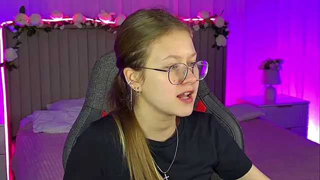 Snapshot of EveMundie chatting on 11-05-25, 06:35 EveMundie online show from 11-05-25, 06:35