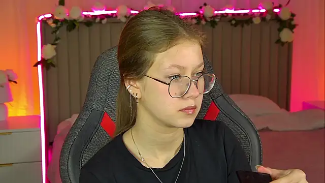 Snapshot of EveMundie chatting on 11-07-25, 09:53 EveMundie online show from 11-07-25, 09:53