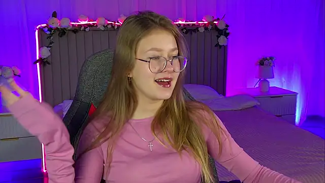 Snapshot of EveMundie chatting on 11-08-25, 12:27 EveMundie online show from 11-08-25, 12:27