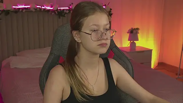 Snapshot of EveMundie chatting on 11-10-25, 06:23 EveMundie online show from 11-10-25, 06:23