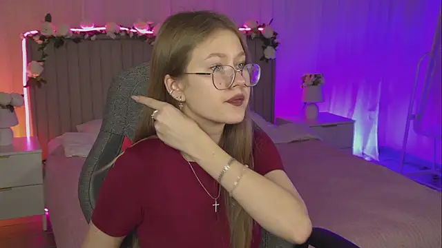 Snapshot of EveMundie chatting on 11-11-25, 12:38 EveMundie online show from 11-11-25, 12:38