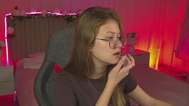 Snapshot of EveMundie chatting on 11-12-25, 12:27 EveMundie online show from 11-12-25, 12:27