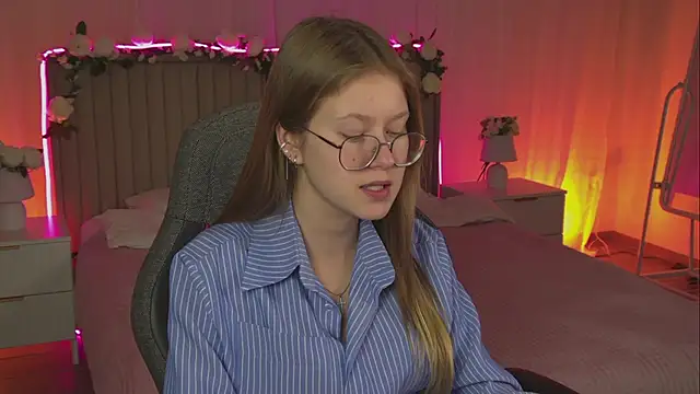 Snapshot of EveMundie chatting on 11-13-25, 12:59 EveMundie online show from 11-13-25, 12:59