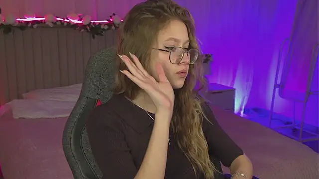 Snapshot of EveMundie chatting on 11-14-25, 10:03 EveMundie online show from 11-14-25, 10:03