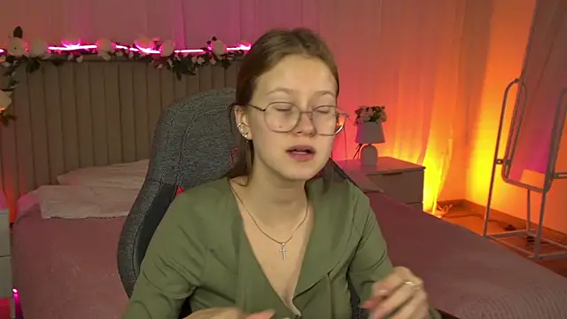 Snapshot of EveMundie chatting on 11-17-25, 06:30 EveMundie online show from 11-17-25, 06:30