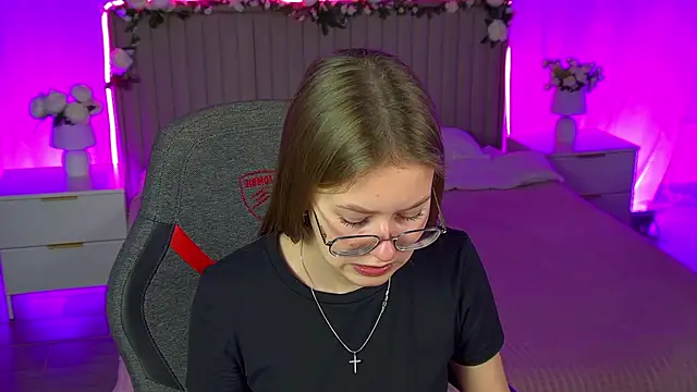 Snapshot of EveMundie chatting on 11-25-25, 12:38 EveMundie online show from 11-25-25, 12:38