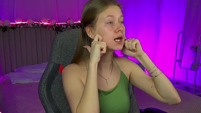 Snapshot of EveMundie chatting on 11-27-25, 12:51 EveMundie online show from 11-27-25, 12:51