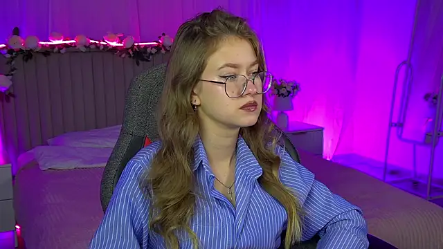 Snapshot of EveMundie chatting on 11-28-25, 10:29 EveMundie online show from 11-28-25, 10:29