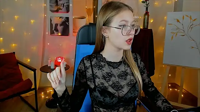 Snapshot of EveMundie chatting on 12-02-25, 12:54 EveMundie online show from 12-02-25, 12:54