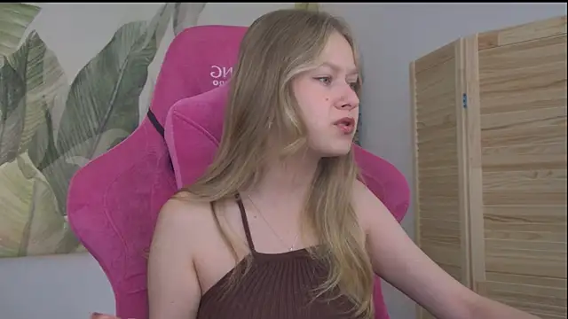 Snapshot of EveMundie chatting on 07-08-26, 05:56 EveMundie online show from 07-08-26, 05:56