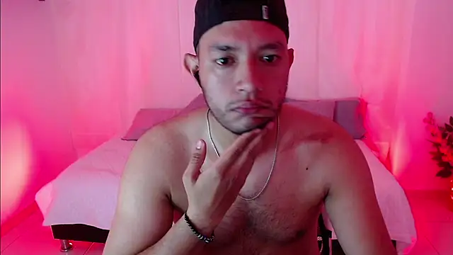 Snapshot of Double_R12 chatting on 03-17-25, 12:25 Double R12 online show from 03-17-25, 12:25