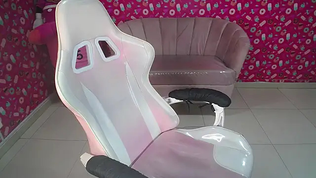 Snapshot of danatella_a chatting on 02-24-25, 08:14 danatella a online show from 02-24-25, 08:14