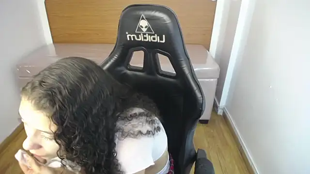 Snapshot of danatella_a chatting on 09-12-25, 01:00 danatella a online show from 09-12-25, 01:00