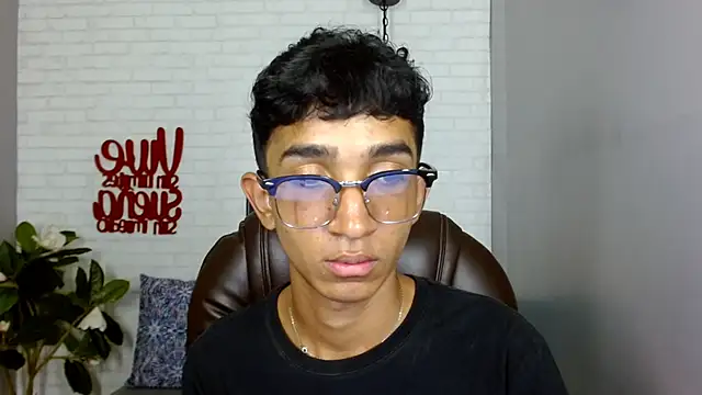 Snapshot of Martin_Linares chatting on 02-20-25, 04:46 Martin Linares online show from 02-20-25, 04:46