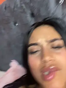 Snapshot of Emily_sharlot chatting on 12-20-25, 11:39 Emily sharlot online show from 12-20-25, 11:39