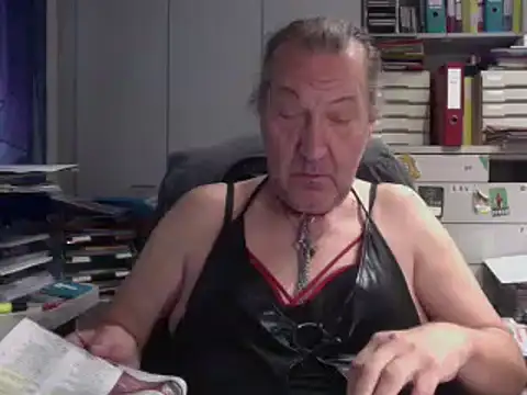 Snapshot of HMStraps01 chatting on 10-18-25, 07:20 HMStraps01 online show from 10-18-25, 07:20