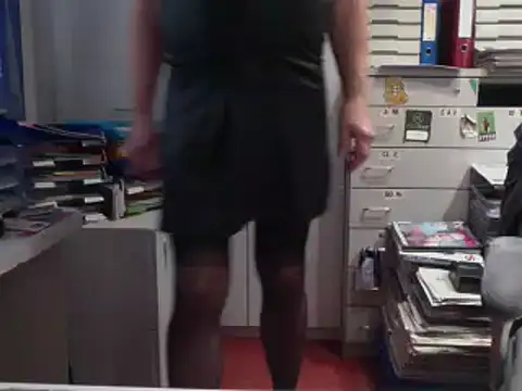 Snapshot of HMStraps01 chatting on 11-06-25, 02:29 HMStraps01 online show from 11-06-25, 02:29