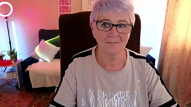 Snapshot of Sandra_Snowflake chatting on 06-17-26, 11:12 Sandra Snowflake online show from 06-17-26, 11:12