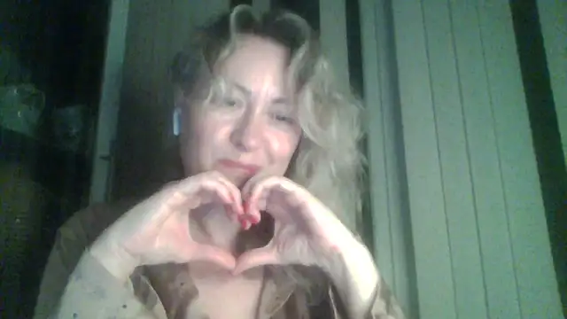 Snapshot of Mary888x chatting on 03-09-25, 06:54 Mary888x online show from 03-09-25, 06:54