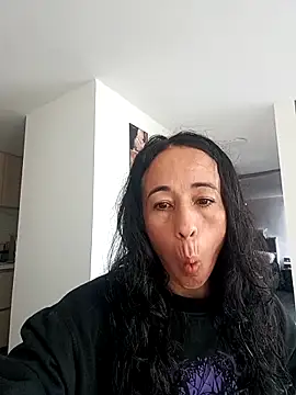 Snapshot of Coeur_de_luxure chatting on 10-05-25, 02:37 Coeur de luxure online show from 10-05-25, 02:37