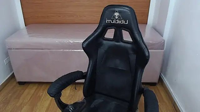 Snapshot of catalina25_t chatting on 10-29-25, 07:59 catalina25 t online show from 10-29-25, 07:59