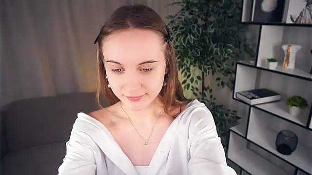 Snapshot of QuennaCoote chatting on 03-18-25, 12:03 QuennaCoote online show from 03-18-25, 12:03