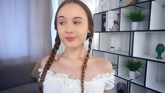 Snapshot of QuennaCoote chatting on 09-17-25, 06:59 QuennaCoote online show from 09-17-25, 06:59