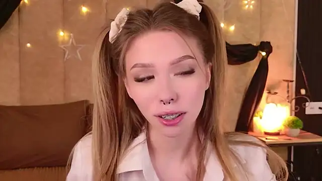 Snapshot of Sierra_Fane chatting on 04-27-26, 06:00 Sierra Fane online show from 04-27-26, 06:00