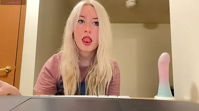 Snapshot of ashisscene chatting on 01-06-26, 04:16 ashisscene online show from 01-06-26, 04:16