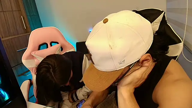 Snapshot of DesireLuxe chatting on 10-24-25, 06:10 DesireLuxe online show from 10-24-25, 06:10