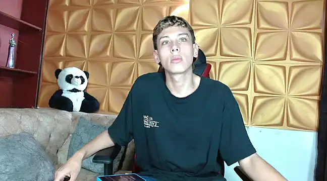 Snapshot of Noahoconor chatting on 02-19-25, 08:20 Noahoconor online show from 02-19-25, 08:20