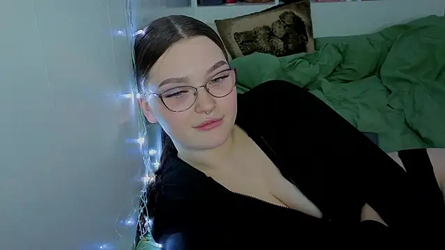 Snapshot of milliedoll chatting on 10-18-25, 11:33 milliedoll online show from 10-18-25, 11:33