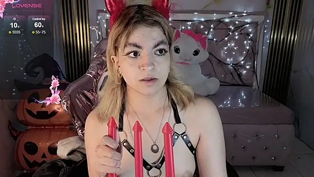 Snapshot of lili_conor_s chatting on 10-27-25, 03:21 lili conor s online show from 10-27-25, 03:21