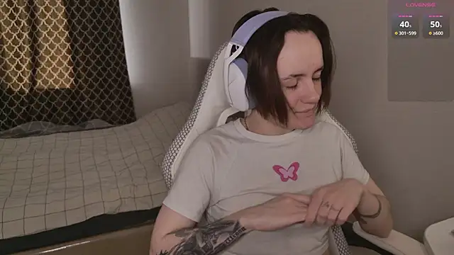 Luna Loveee online show from 04-15-26, 04:30